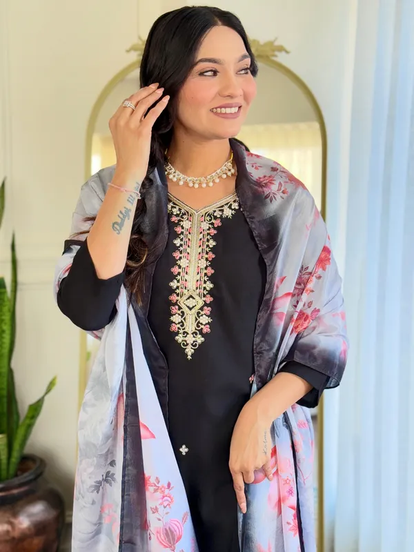 Black_Embroide_Viscose_Chanderi_Fabric_Straight_Kurta_Pant_And_Dupatta_Set