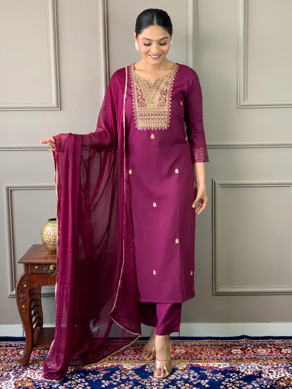 Wine_Rayon_Slub_Fabric_Embroidery_Kurta_Set_For_Women