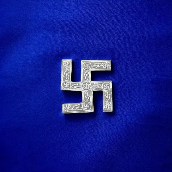 Silver_Swastik_Pyramid_For_Vastu