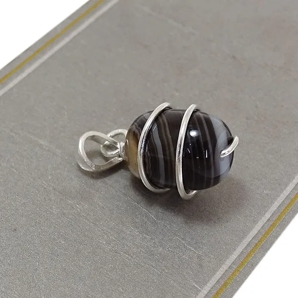 Silver_And_Black_Stone_Hakik_Pendant_For_Unisex