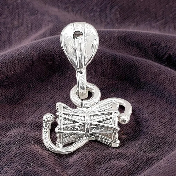 Silver_Damru_Pendant_For_Unisex