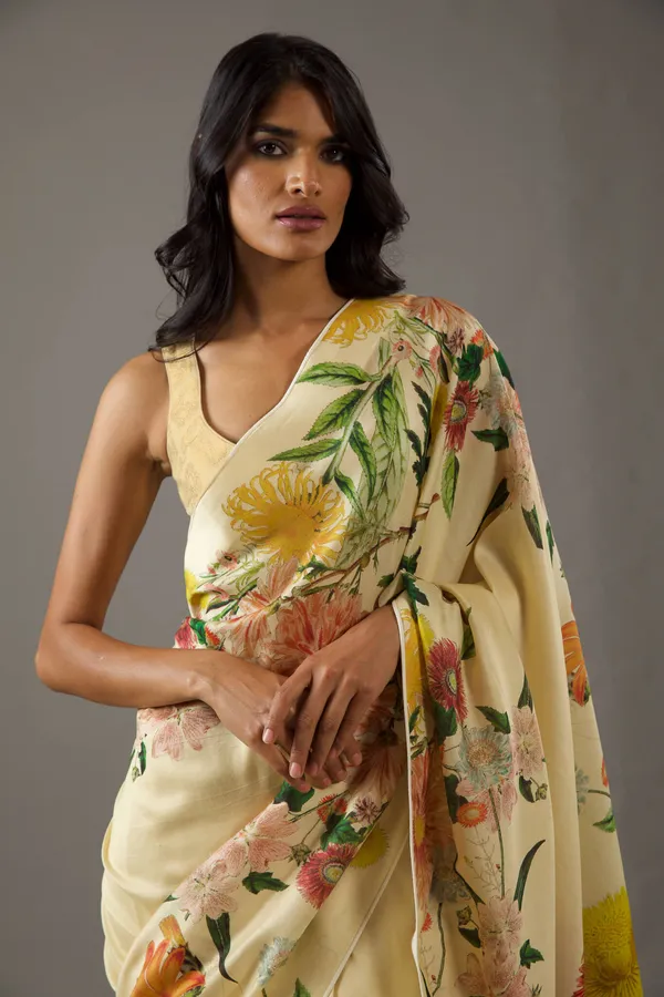 Cream_Chiffon_Floral_Printed_Saree_Set_With_Unstitched_Blouse_Piece_For_Women