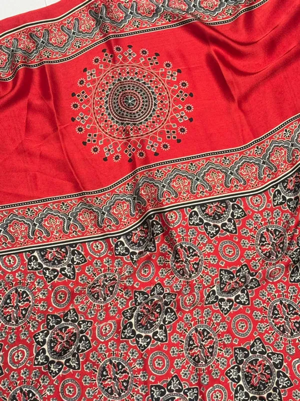 WHITE_BLACK_LINE_AJRAKH_MODAL_SILK_SAREE