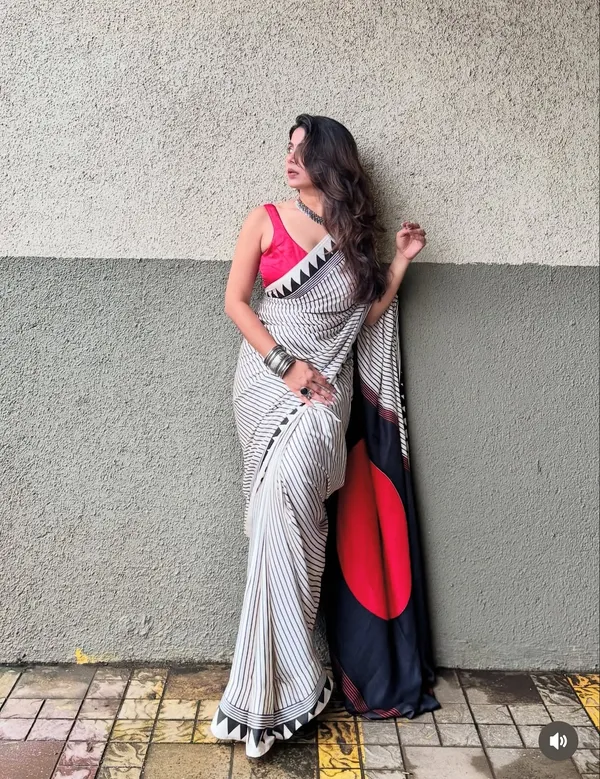 Exclusive_Black_&_White_Stripe_Ajrakh_Semi_gajji__Saree