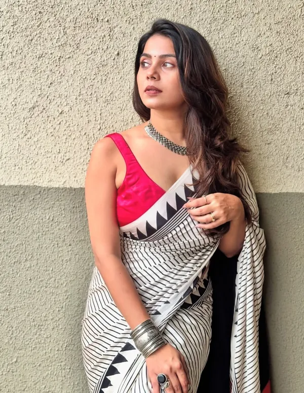 Exclusive_Black_&_White_Stripe_Ajrakh_Semi_gajji__Saree