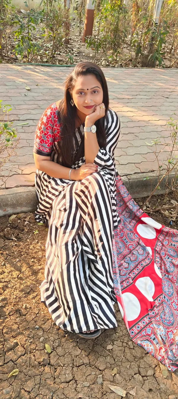 Black_&_Cream_Modal_Silk_Ajrakh_Strip_Print_Saree_With_Unstitched_Blouse_Piece