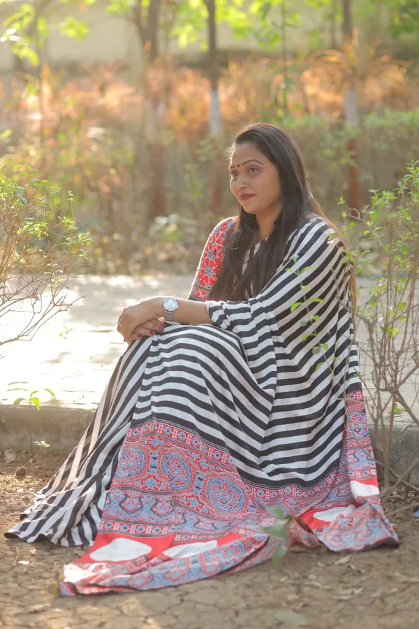 Black_&_Cream_Modal_Silk_Ajrakh_Strip_Print_Saree_With_Unstitched_Blouse_Piece