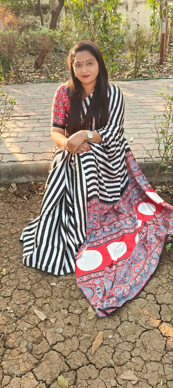 Black_&_Cream_Modal_Silk_Ajrakh_Strip_Print_Saree_With_Unstitched_Blouse_Piece