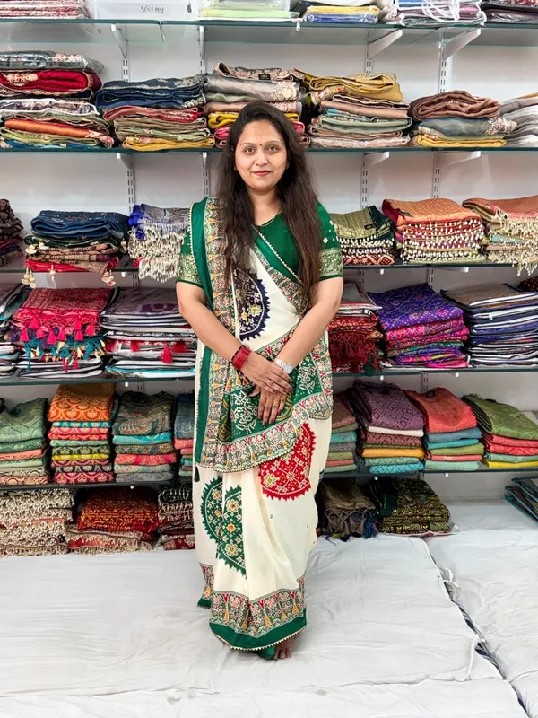 CREAM_AND_GREEN_KASUMBO_SAREE