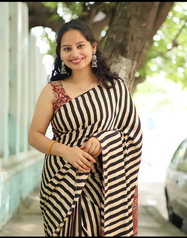 Black_&_Cream_Modal_Silk_Ajrakh_Strip_Print_Saree_With_Unstitched_Blouse_Piece