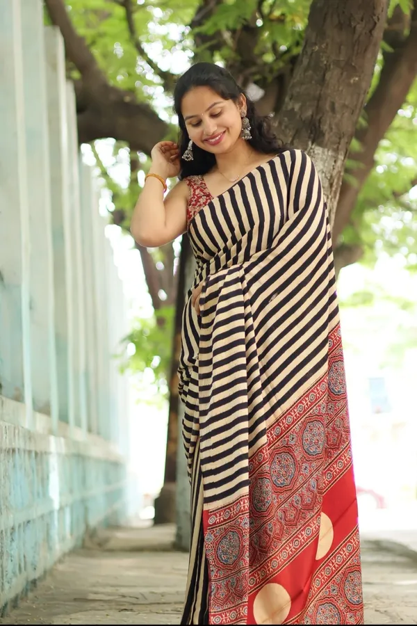 Black_&_Cream_Modal_Silk_Ajrakh_Strip_Print_Saree_With_Unstitched_Blouse_Piece