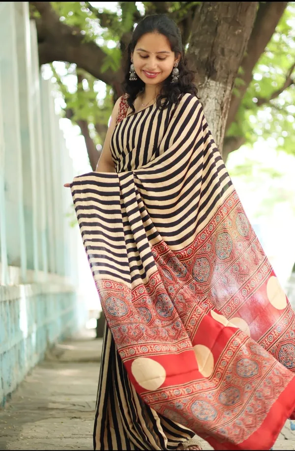 Black_&_Cream_Modal_Silk_Ajrakh_Strip_Print_Saree_With_Unstitched_Blouse_Piece