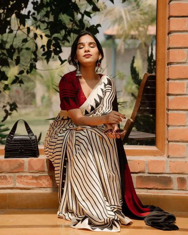 Cream_Modal_Silk_Digital_Print_Bold_Red_Bindi_Pallu_Saree_With_Unstitched_Blouse_Piece