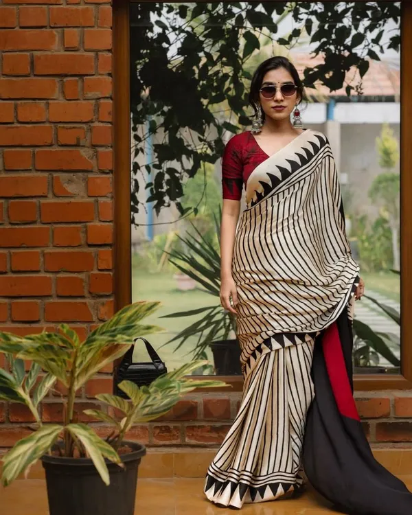 Cream_Modal_Silk_Digital_Print_Bold_Red_Bindi_Pallu_Saree_With_Unstitched_Blouse_Piece