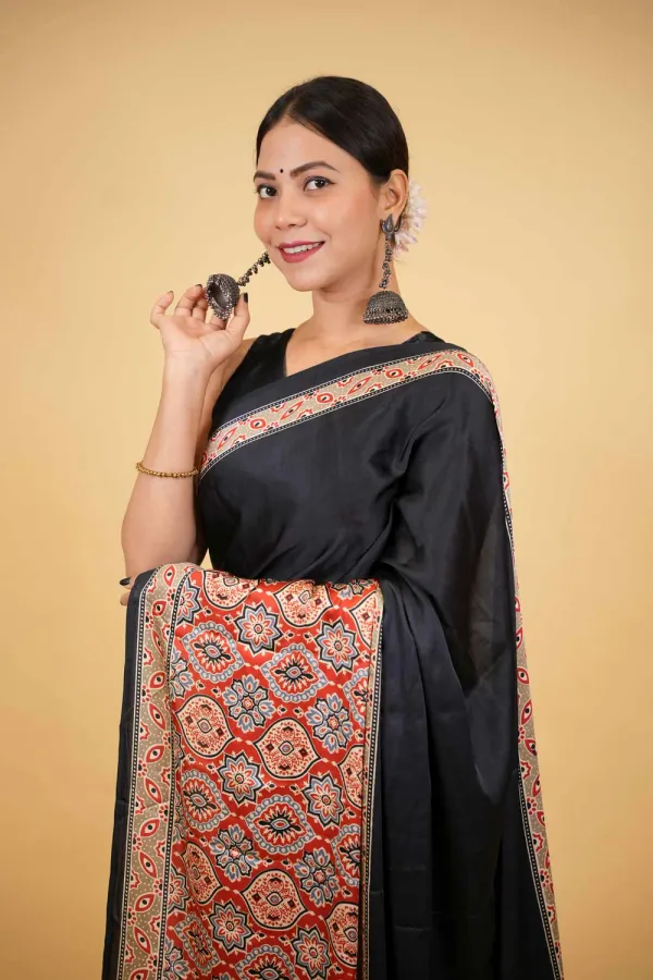 ELEGANT_BLACK_AND_RED_AJRAKH_PALLU_SAREE