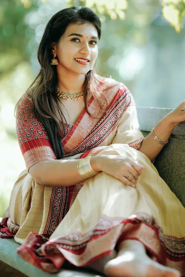 Traditional_Cream_and_Maroon_Saree_with_Elegant_Golden_Weaving_and_Subtle_Border