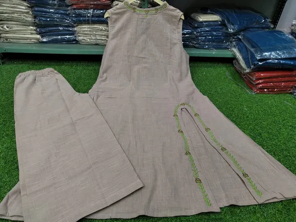 Cotton_Slub_Kurta_Front_Middle_slit_with_Embriodery_pattern
