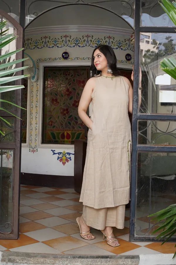 Cotton_Slub_Kurta_Front_Middle_slit_with_Embriodery_pattern
