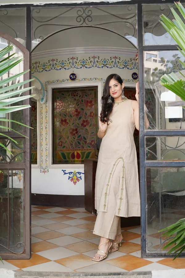 Cotton_Slub_Kurta_Front_Middle_slit_with_Embriodery_pattern