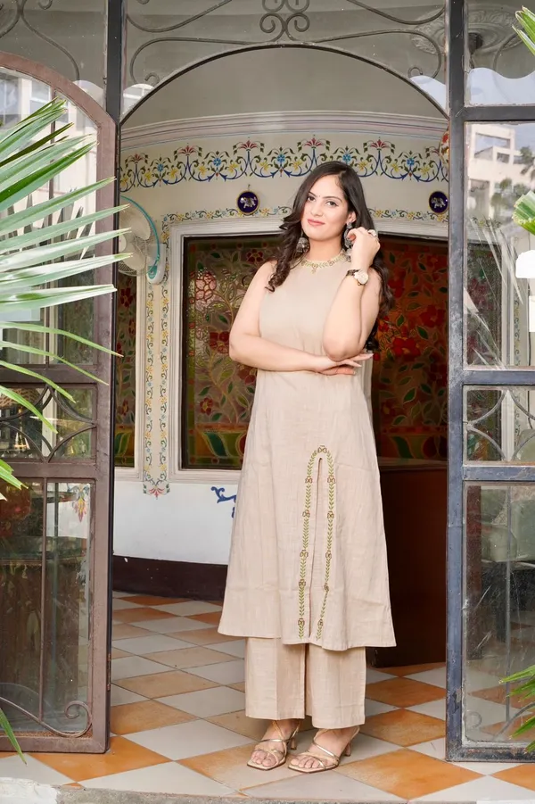 Cotton_Slub_Kurta_Front_Middle_slit_with_Embriodery_pattern