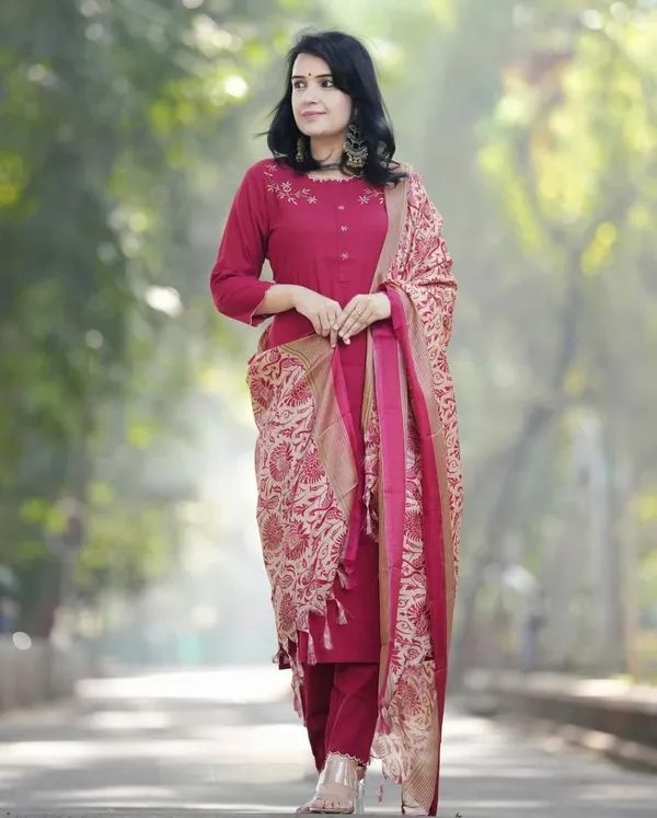 Cotton_Slub_Handloom_Kurta_Pant_With_Dupatta_Set