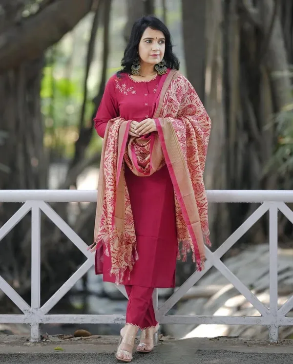 Cotton_Slub_Handloom_Kurta_Pant_With_Dupatta_Set
