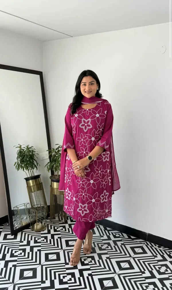 Cotton_Suit_Set_With_Thread_Work,_Highlighting_On_The_Kurta
