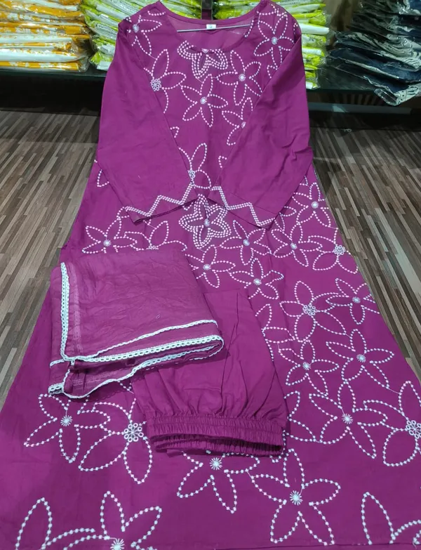 Cotton_Suit_Set_With_Thread_Work,_Highlighting_On_The_Kurta