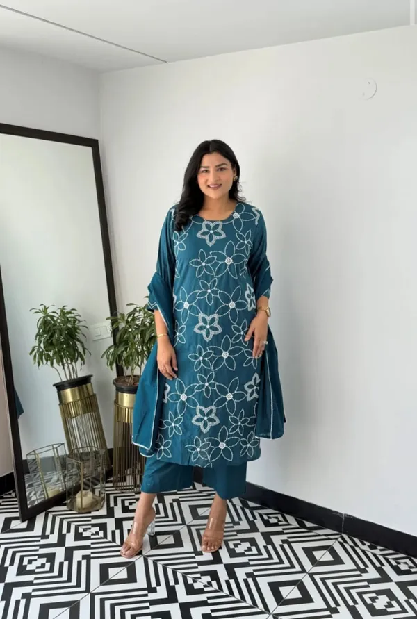 Cotton_Suit_Set_With_Thread_Work,_Highlighting_On_The_Kurta