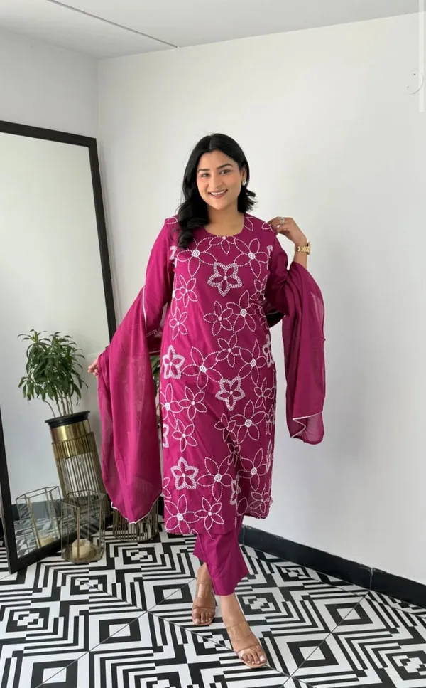 Cotton_Suit_Set_With_Thread_Work,_Highlighting_On_The_Kurta