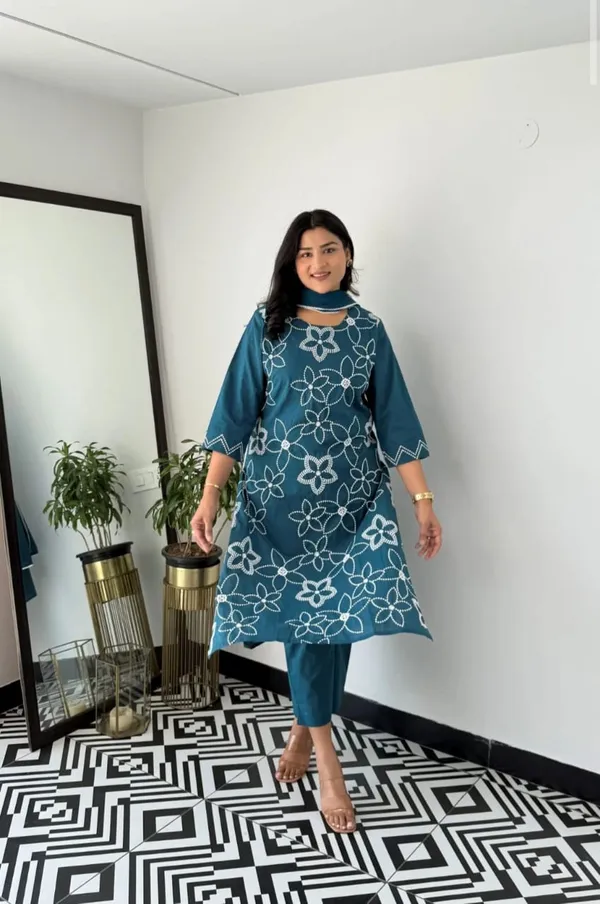 Cotton_Suit_Set_With_Thread_Work,_Highlighting_On_The_Kurta