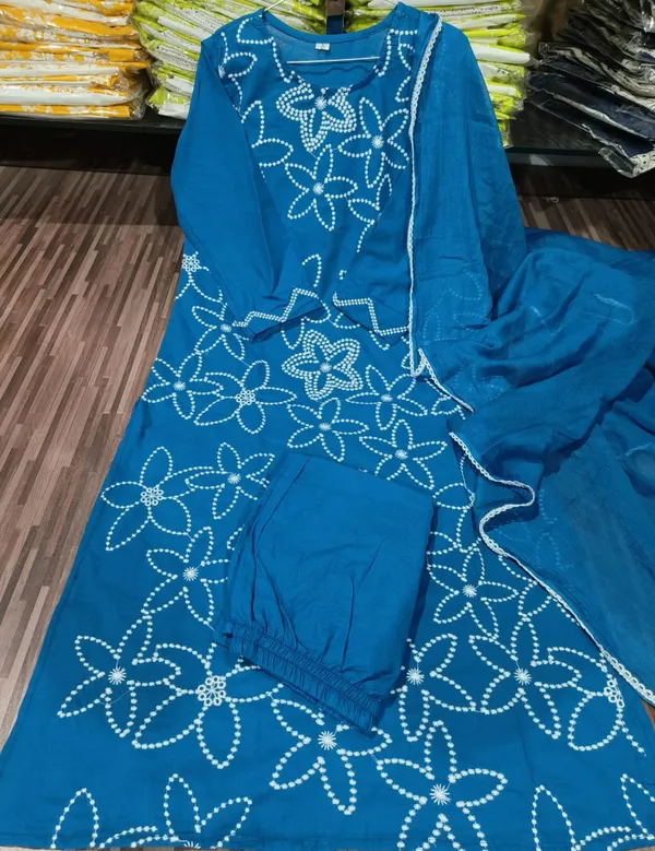 Cotton_Suit_Set_With_Thread_Work,_Highlighting_On_The_Kurta