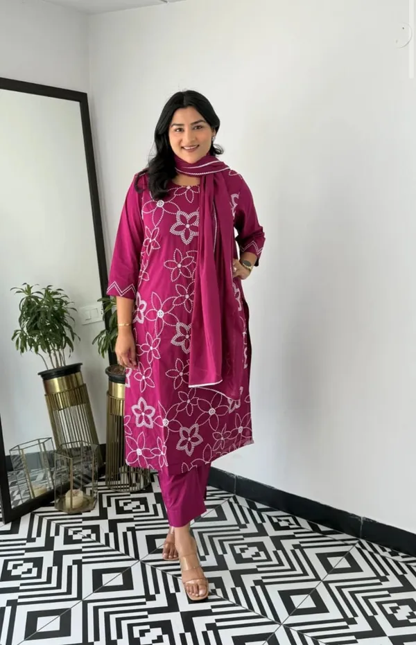 Cotton_Suit_Set_With_Thread_Work,_Highlighting_On_The_Kurta
