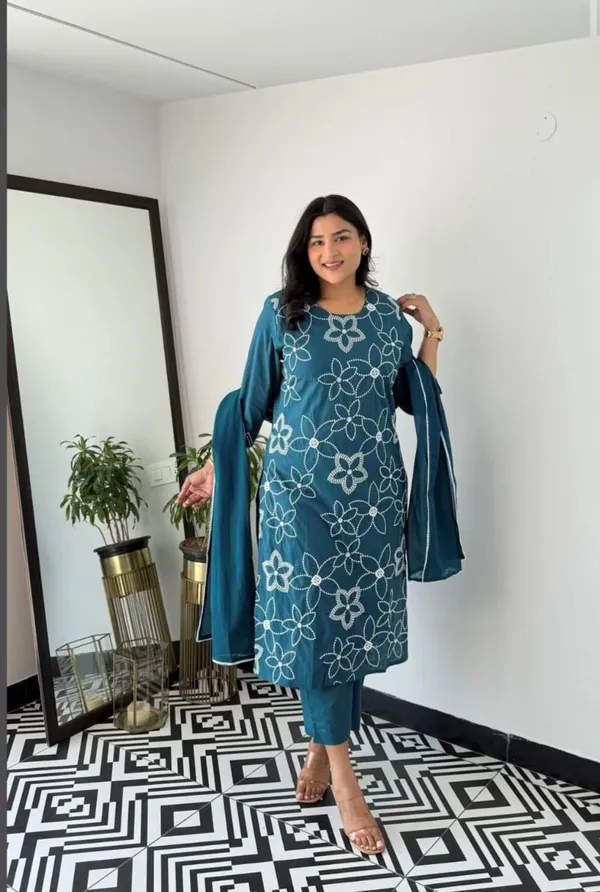Cotton_Suit_Set_With_Thread_Work,_Highlighting_On_The_Kurta