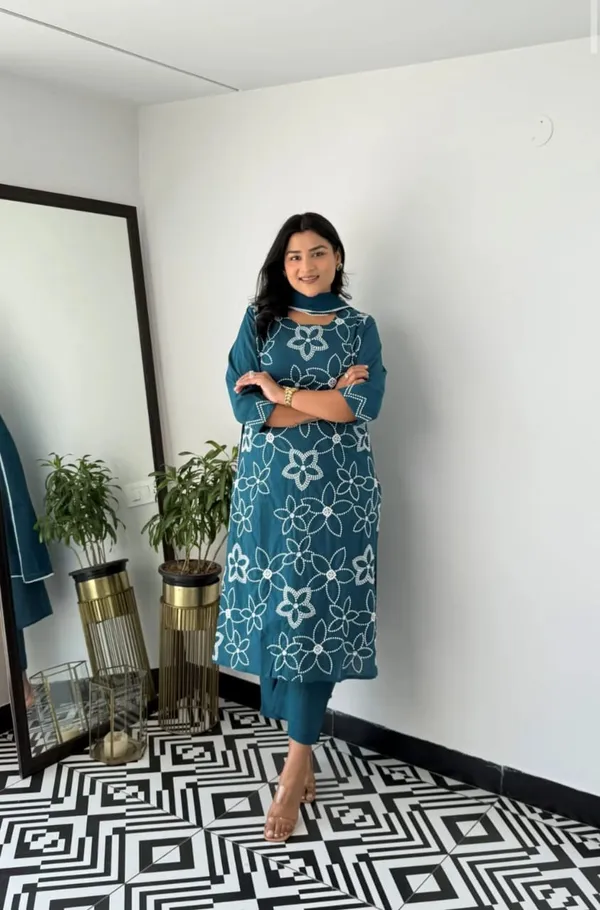 Cotton_Suit_Set_With_Thread_Work,_Highlighting_On_The_Kurta