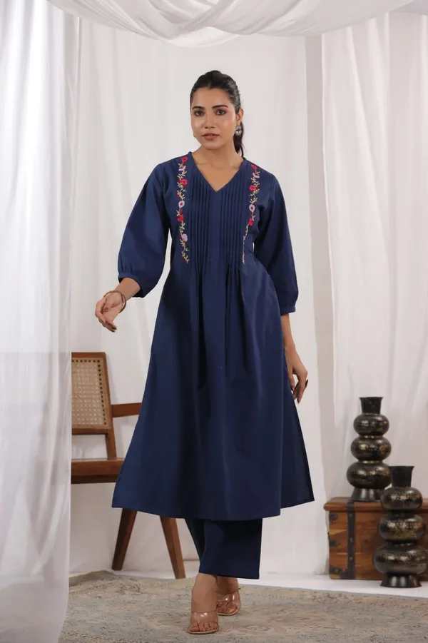 Pure_Cotton_Fabric_Pattern_Kurta_With_Heavy_Embroidered_Panels_Work