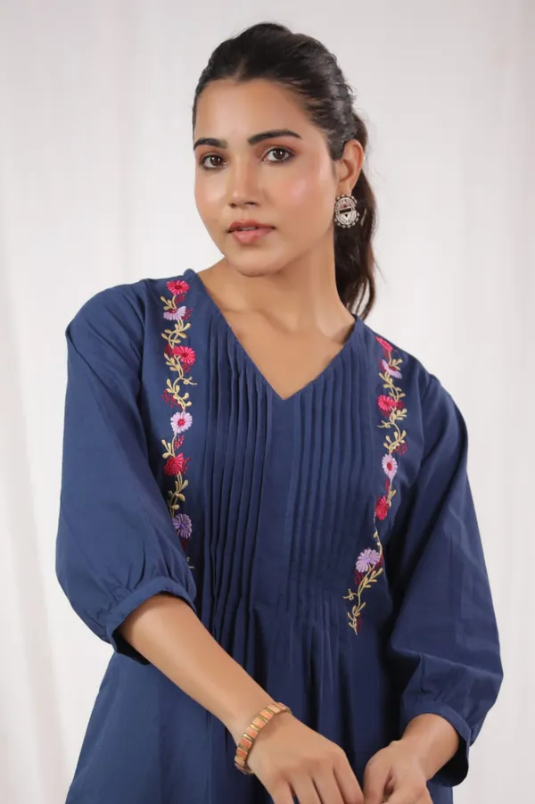 Pure_Cotton_Fabric_Pattern_Kurta_With_Heavy_Embroidered_Panels_Work