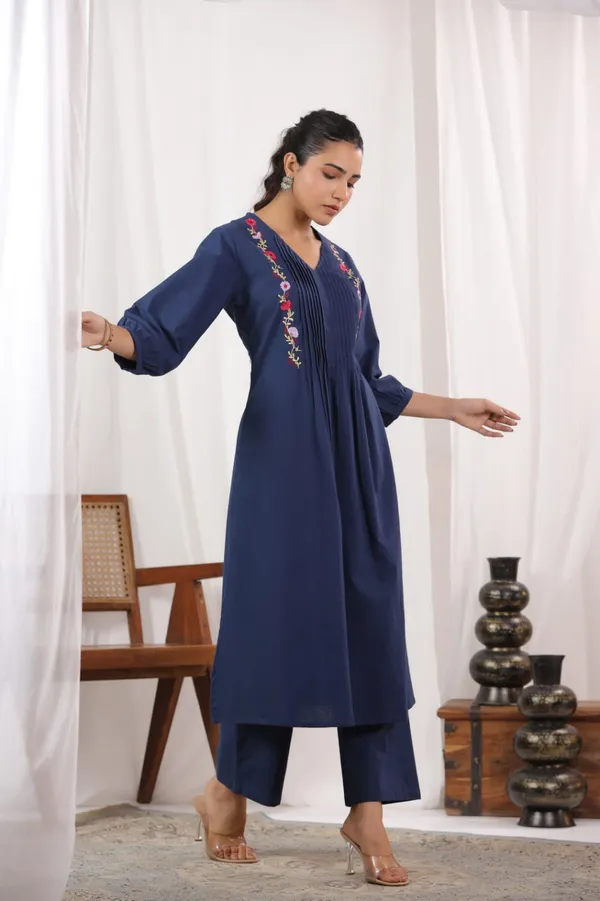 Pure_Cotton_Fabric_Pattern_Kurta_With_Heavy_Embroidered_Panels_Work