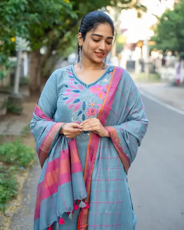 Handloom_Embroidered_Cotton_Slub_Kurta_Pants_And_Dupatta_Set