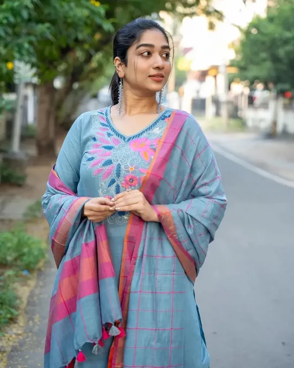 Handloom_Embroidered_Cotton_Slub_Kurta_Pants_And_Dupatta_Set