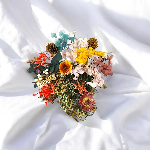 Assorted_Natural_Real_Dried_Flowers_Hair_Accessories_in_Elegant_Plastic_Box_Vibrant_Colors_&_Unique_Styles"