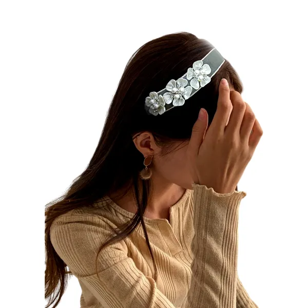 Chic_and_Versatile:_The_Perfect_Hair_Band.