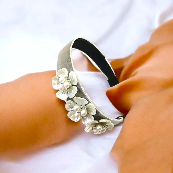 Chic_and_Versatile:_The_Perfect_Hair_Band.