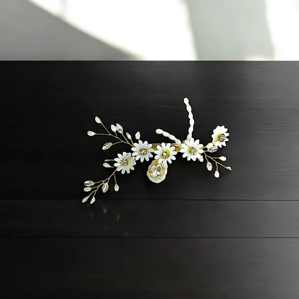 Elegant_5-Pearl_Flower_Hair_Clip_with_Crystal_Center,_Eye-Shaped_Crystals_&_Beaded_Branches_for_Secure_Hair_Attachment