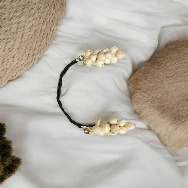 Elegant_Black_Juda_Piece_with_Mogra_Pollen_and_Pearl_Flower:_A_Handcrafted_Hair_Accessory_for_Effortless_Styling,_Comfort,_and_Versatility���������Perfect_for_Any_Occasion,_from_Casual_Days_to_Special_Events.