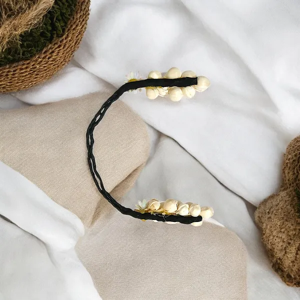 Elegant_Black_Juda_Piece_with_Mogra_Pollen_and_Pearl_Flower:_A_Handcrafted_Hair_Accessory_for_Effortless_Styling,_Comfort,_and_Versatility���������Perfect_for_Any_Occasion,_from_Casual_Days_to_Special_Events.