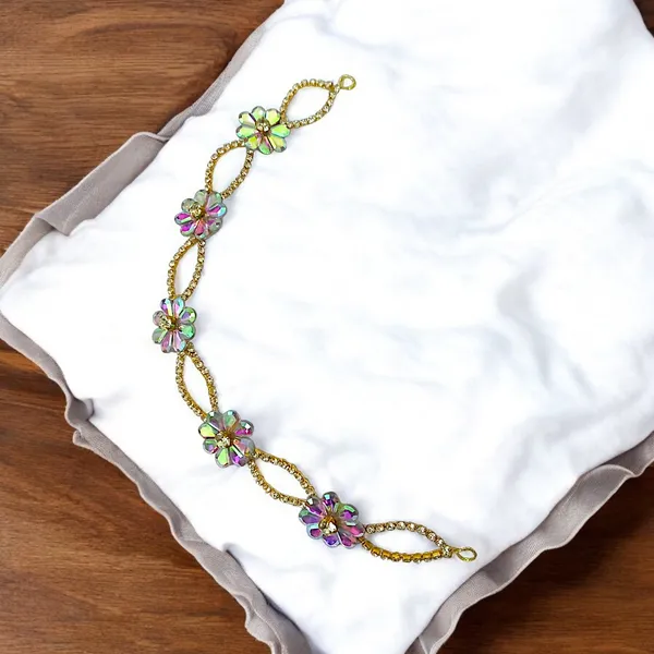 Elegant_Crystal_Chain_Headpiece_with_Delicate_Drop-Shaped_Flower_for_a_Glamorous,_Timeless_Hair_Accessory_Look