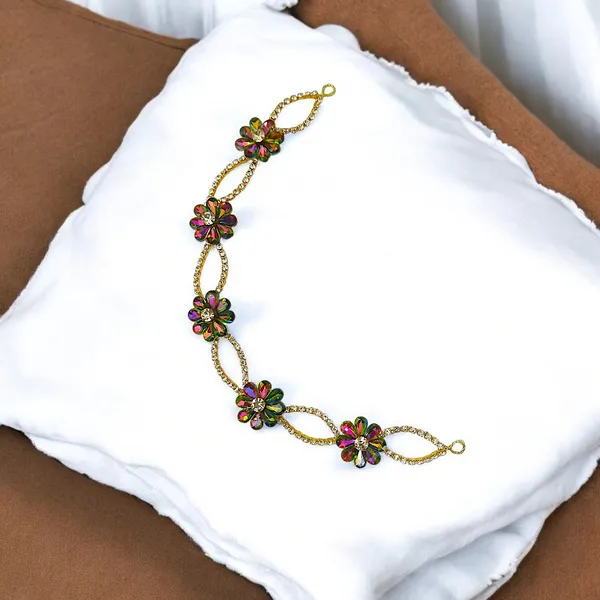 Elegant_Crystal_Chain_Headpiece_with_Delicate_Drop-Shaped_Flower_for_a_Glamorous,_Timeless_Hair_Accessory_Look
