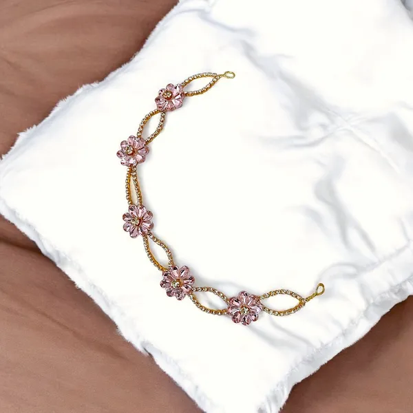 Elegant_Crystal_Chain_Headpiece_with_Delicate_Drop-Shaped_Flower_for_a_Glamorous,_Timeless_Hair_Accessory_Look