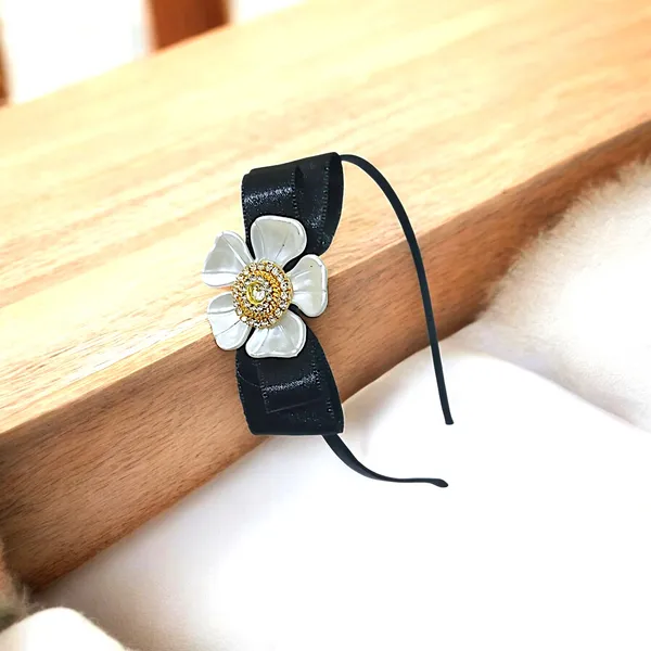 Elevate_your_style_with_our_elegant_hairband,_featuring_a_chic_bow,_stunning_pearl_flower,_and_sparkling_nag_crystals._Lightweight_and_comfortable,_it's_perfect_for_any_occasion_and_suitable_for_all_ages.